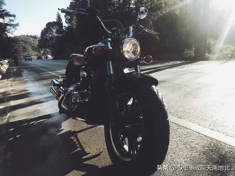 由于中东局势不稳，伊朗关闭霍尔木兹海峡，造成油价大幅上涨。还好，我去年买了一辆摩