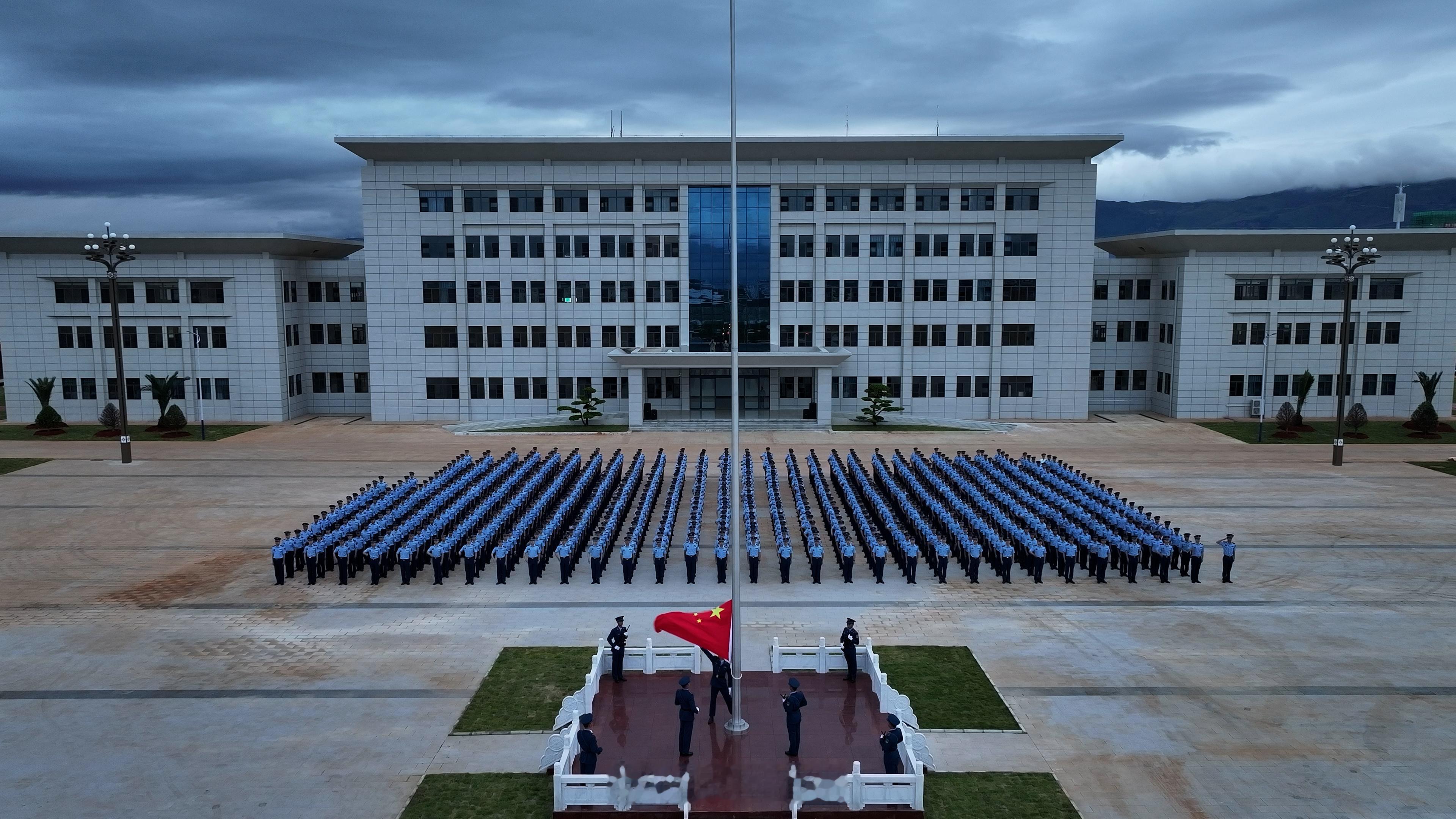 【空军官兵举行升旗仪式为党庆生】今天上午，空军某部举行升旗仪式，庆祝中国共产党成