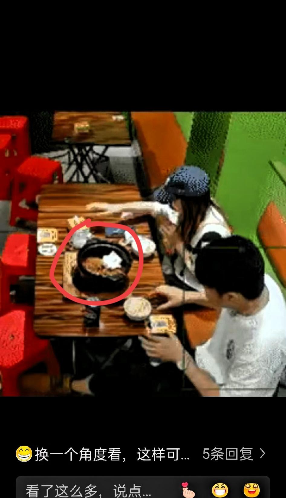 近日，重庆。一对年轻情侣在餐厅用完餐，正准备起身离开，接下来男生的操作，简直让人