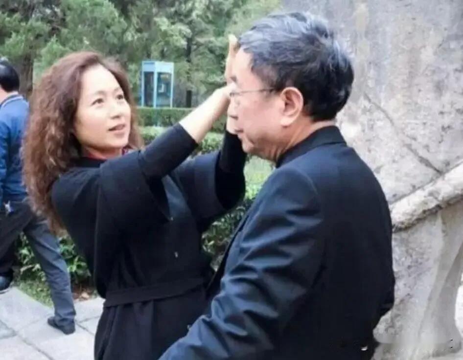63岁的马兰同79岁的余秋雨在公园里散步，感觉马兰保养的挺好的，几乎看不到什么皱