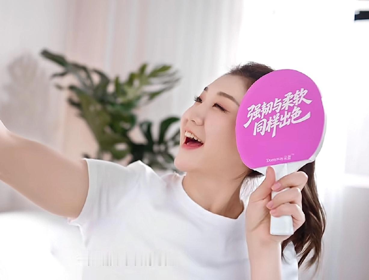 你们有被卫生巾广告吸引住吗？
这是我看过最唯美的卫生巾广告，
陈梦在她的抖音账号