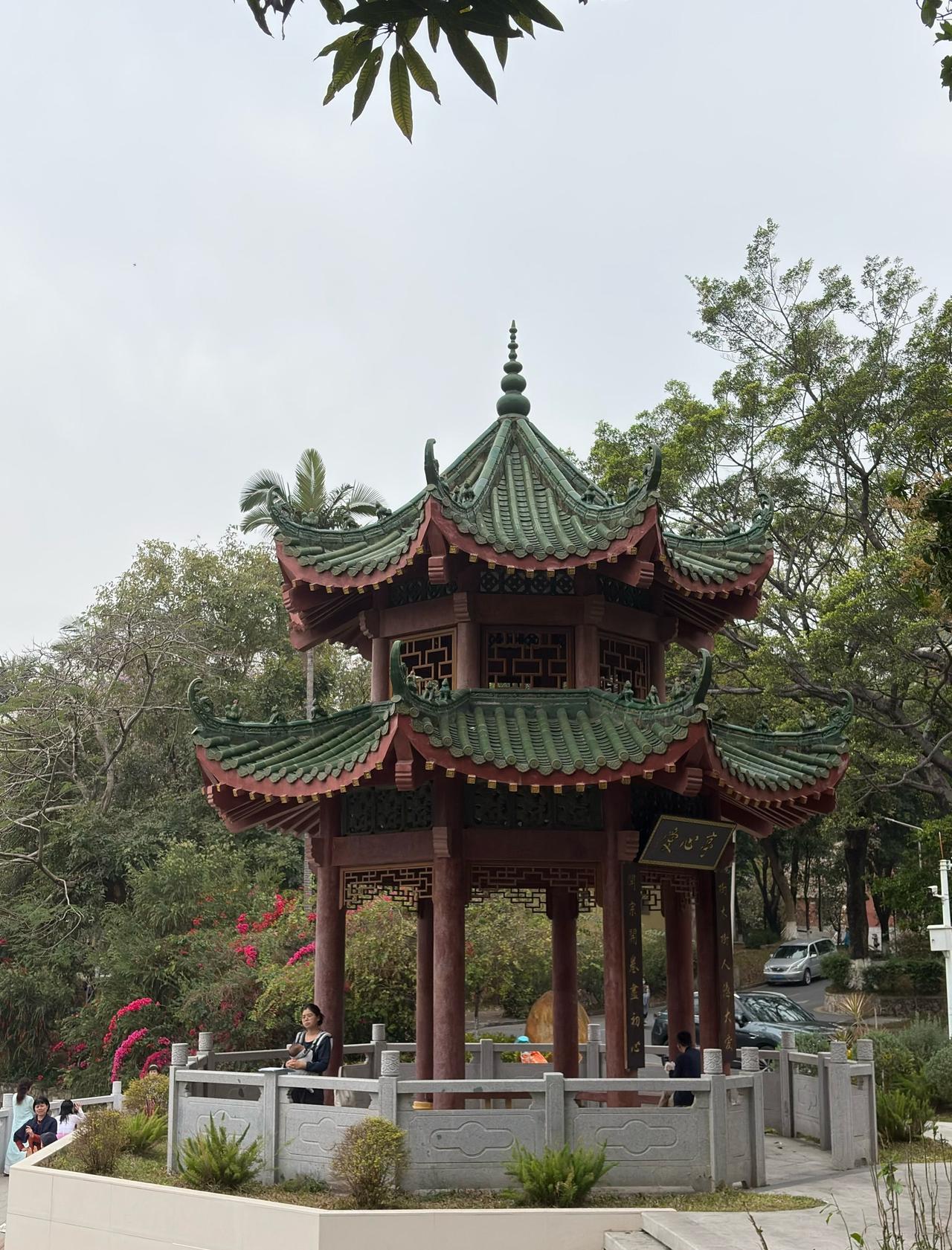 📍广州 华南农业大学
 0元玩转这座城 华南农业大学的花都开好了，三个闺蜜相约