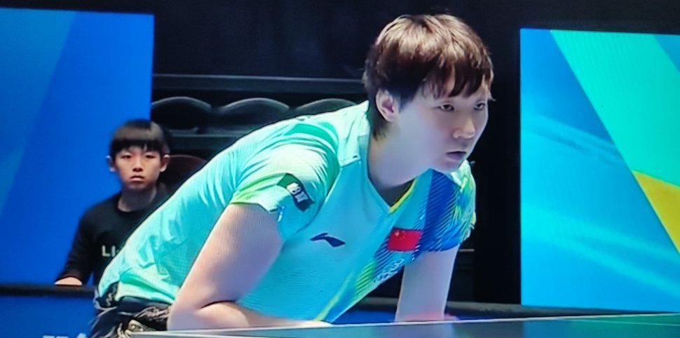 乒出精彩亚洲杯女单八强争夺战，王曼昱11:6、11:6、11:5三局战胜了队友王