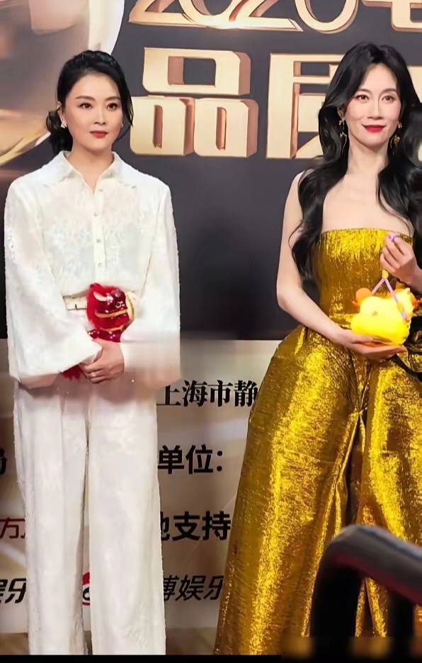 52岁的王艳和温峥嵘站在一起，明明年龄相仿，一个珠圆玉润，一个骨感分明，气质却差