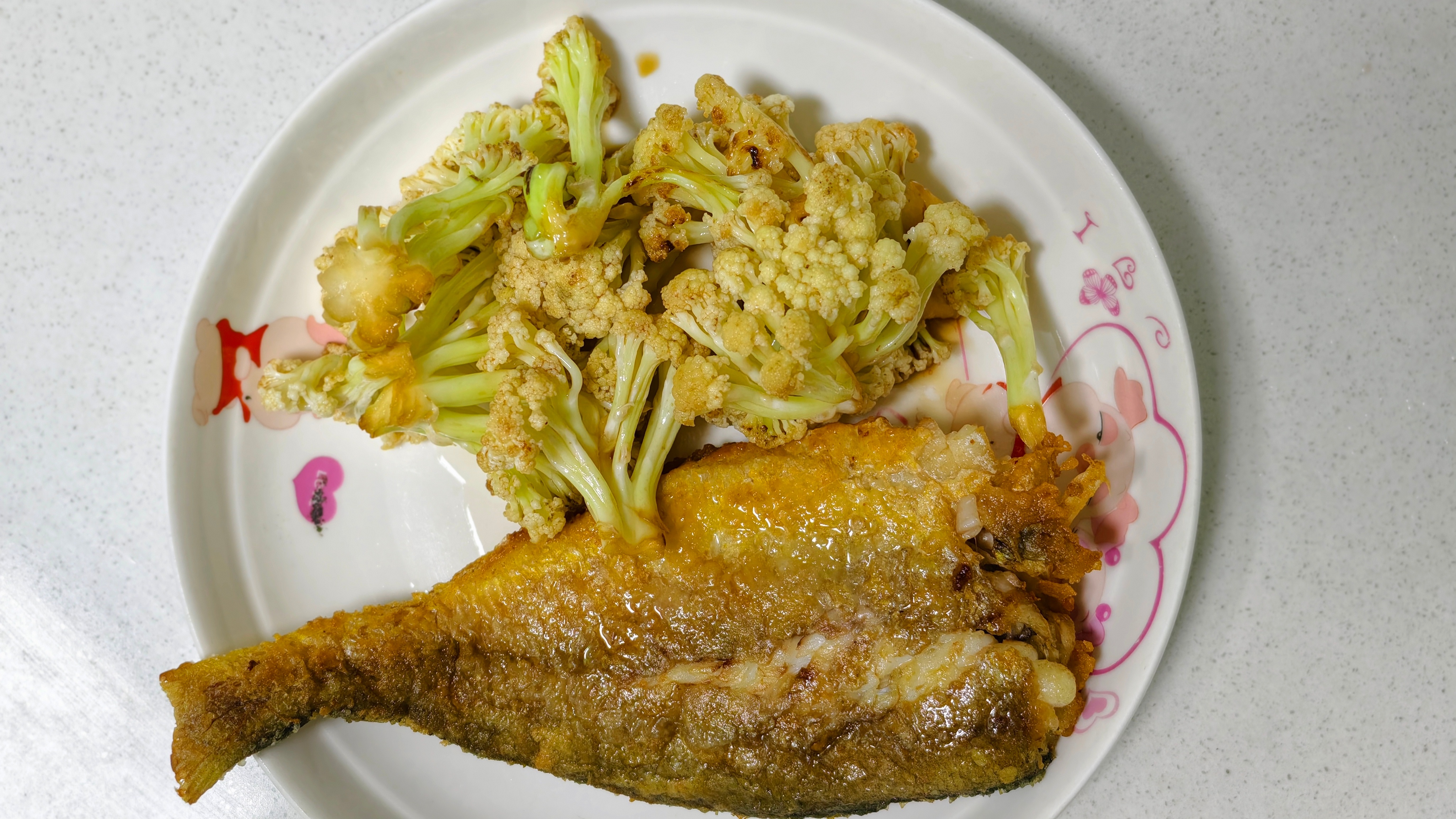 吃的早，发的晚。一条黄花鱼，一点菜花。主食半个玉米。 