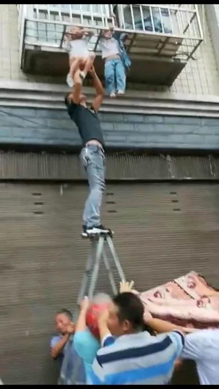 楼上的“邻居”
 
我住这老小区三楼快五年了，楼上那户人家空了至少三年。前两年听