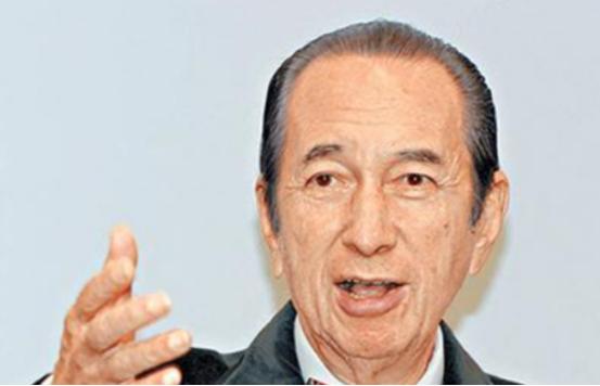 13岁的何鸿燊去补牙，牙科医生是他熟悉的亲戚，亲戚问他：“有钱补牙吗？”何鸿燊说