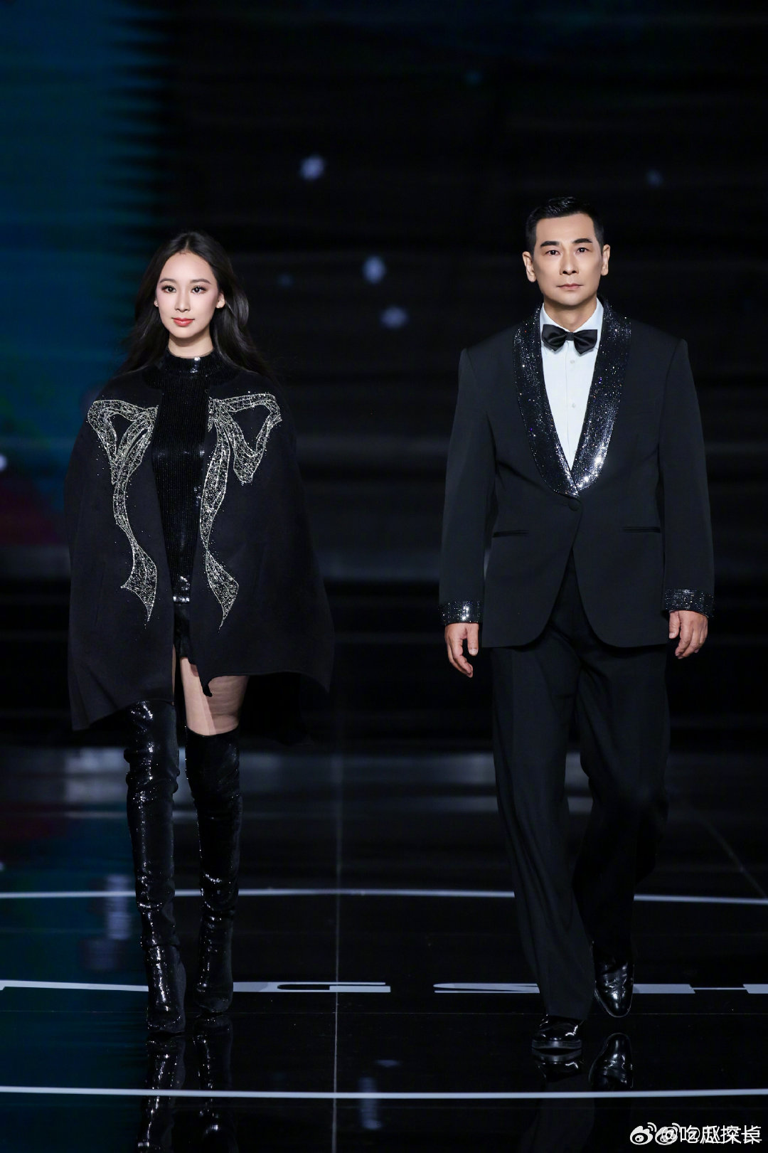 赵文卓和大女儿走秀赵文卓和大女儿同台走秀赵文卓与大女儿同框走秀，黑色穿搭酷飒满分