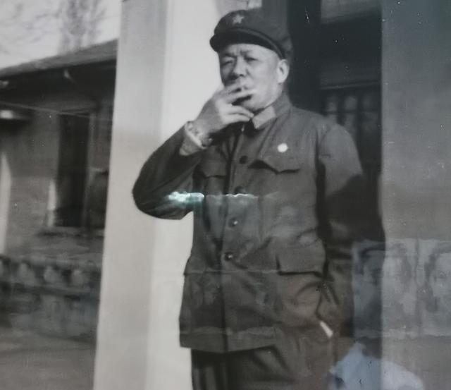 1967年，韩先楚在武汉东湖宾馆养病，因麻雀在外边太吵人，他拿出枪对准枝头开了一