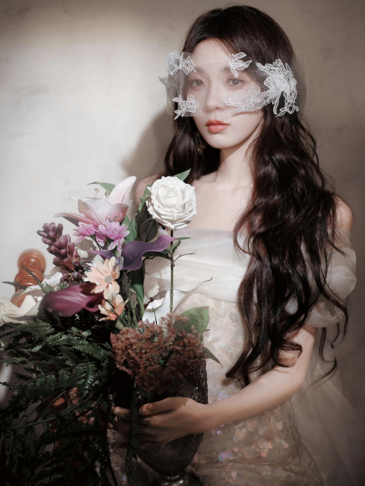 蕾丝掩面，繁花入怀，陈瑶的复古油画感绝了！🌸

不愧是能把“岳绮罗”演活的演员