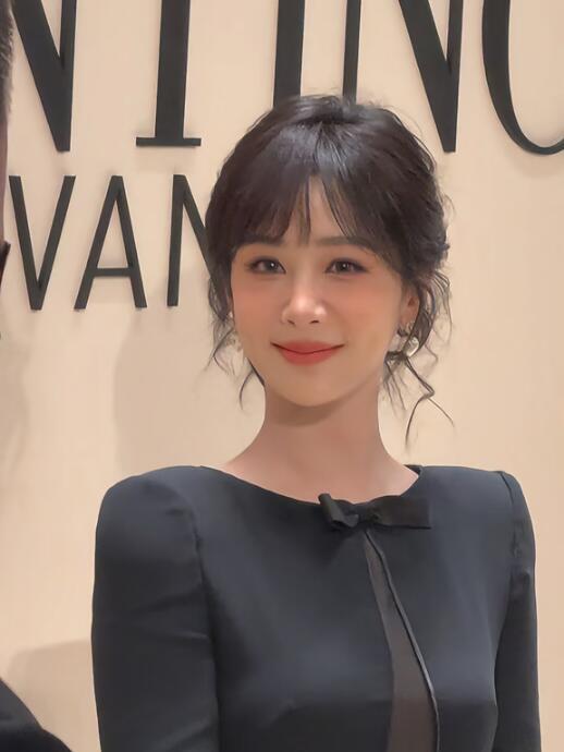 时间的参照物是什么呢？左边的是2015春夏中国国际时装周AOLISHA魏新坤婚纱