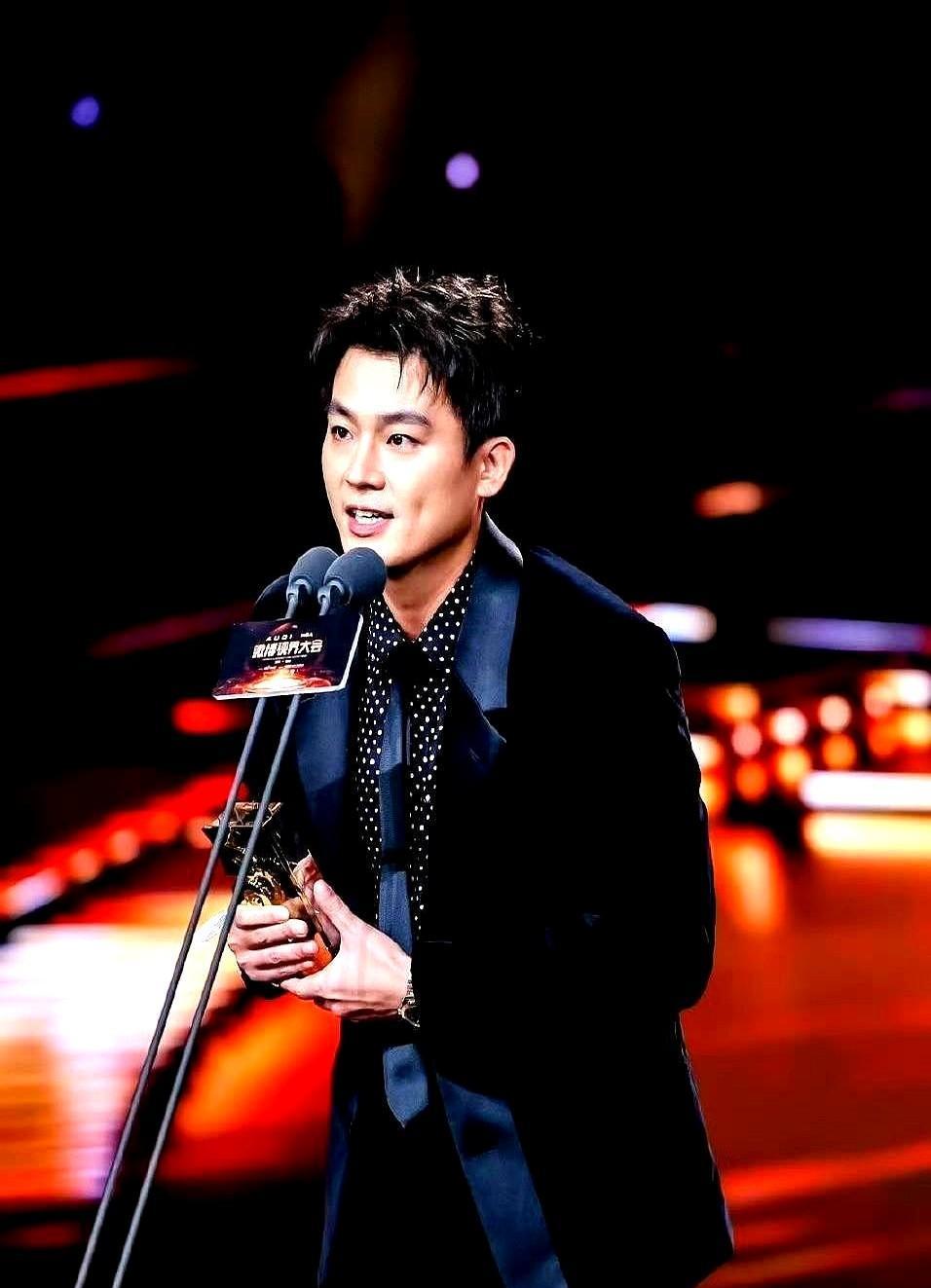 握手半秒，没说话，没拥抱，但全场安静了。
不是冷场，是默契。
当年嗑他们CP的人