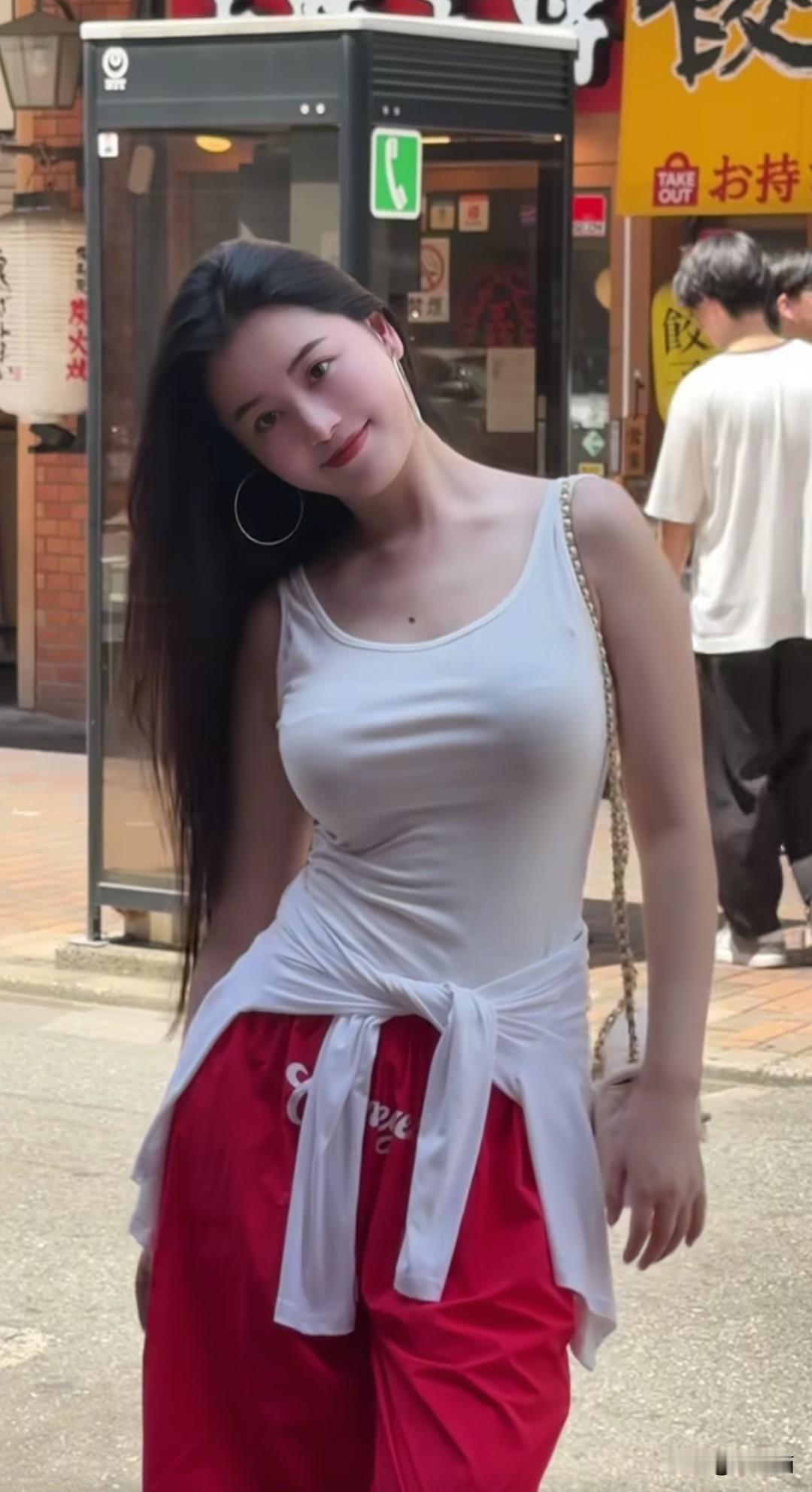 夏日选白色背心搭配红色运动裤，简直绝妙！白色无痕健身背心简约而高级，无痕剪裁贴合