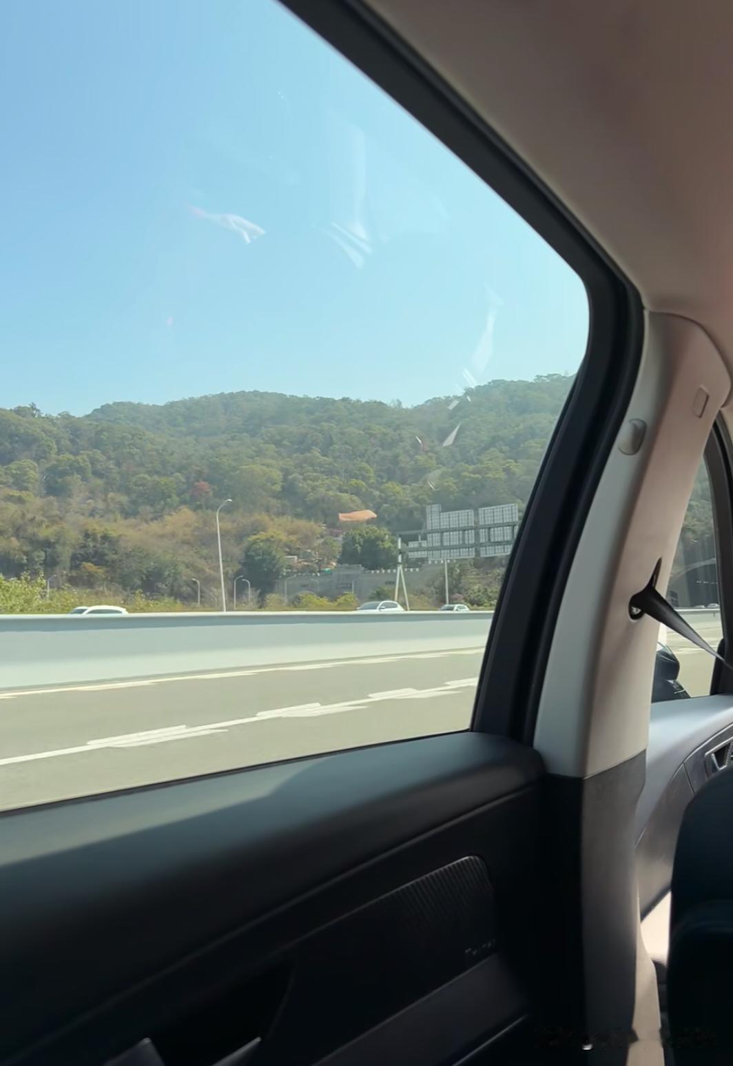 刚出发就撞了，真是新年行大运
    刚下隧道就碰了
-
电车还是不能太便宜（撞