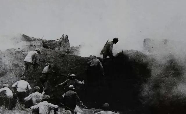 1942年春，五十多个中共的高级干部，被自己人卖了，困在甲山顶上，面对三千日军围