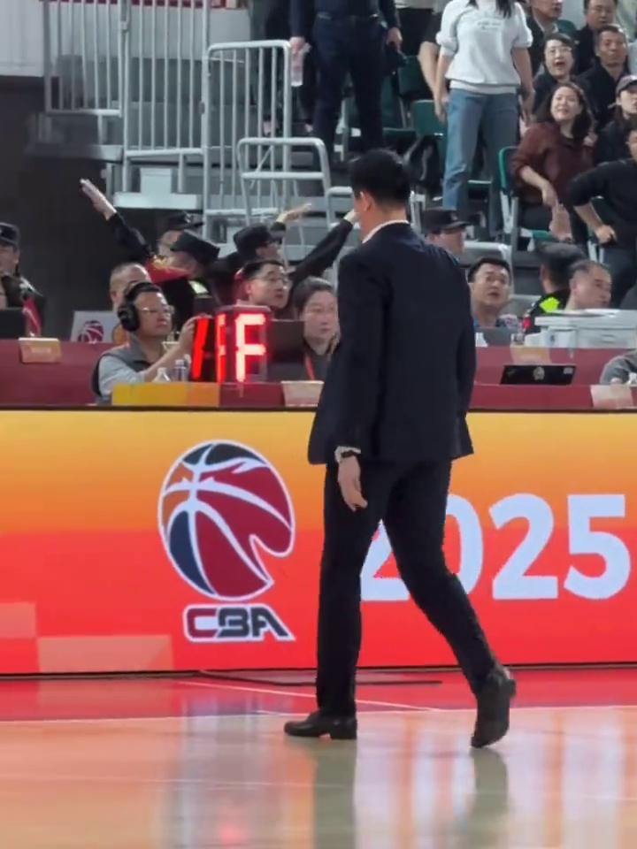 广厦主帅不满判罚冲场被夺权。
广厦主帅不满判罚冲场被夺权。