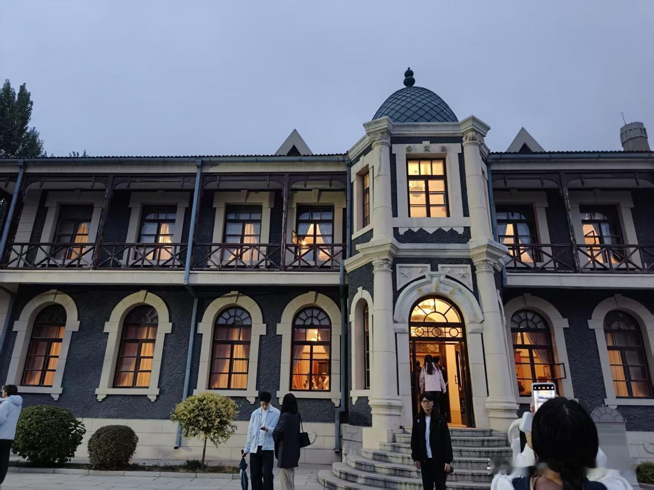 因为股票亏损，玩都不敢放开玩。
长白山天池不欢迎我，且长春回青岛的机票翻倍了，那