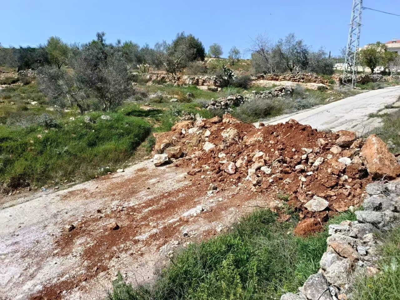 今天上午，以色列军队封锁了位于被占领的约旦河西岸纳布卢斯以南的卡里尤特村的几条次