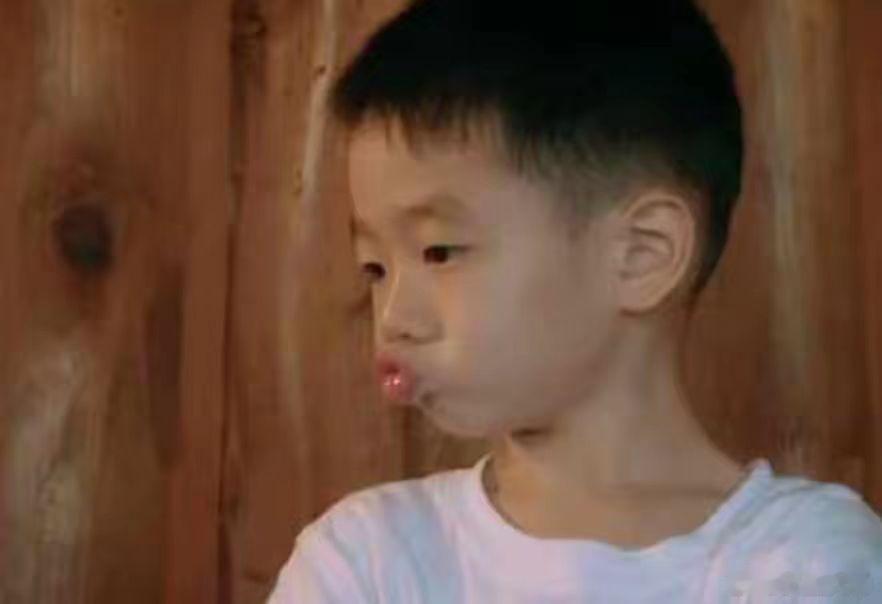#杨威晒15岁杨阳洋近况#当年在《爸爸去哪儿》喜欢撅起小嘴巴的小可爱杨阳洋，转眼