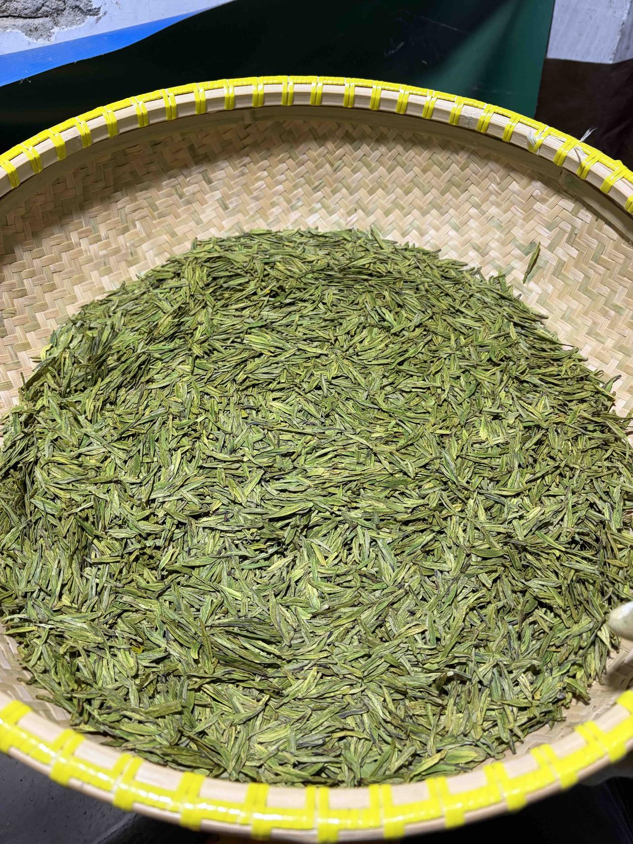 这把茶，能打几分？
凌晨2点，9.99斤青叶，半手工小白龙搞定[呲牙]
边炒茶边
