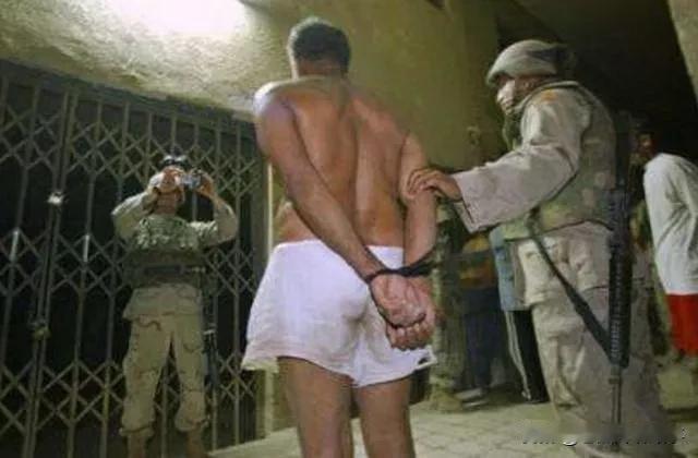 萨达姆狱中照：70岁的萨达姆只允许穿一件军背心

2003年，萨达姆成了美军的阶