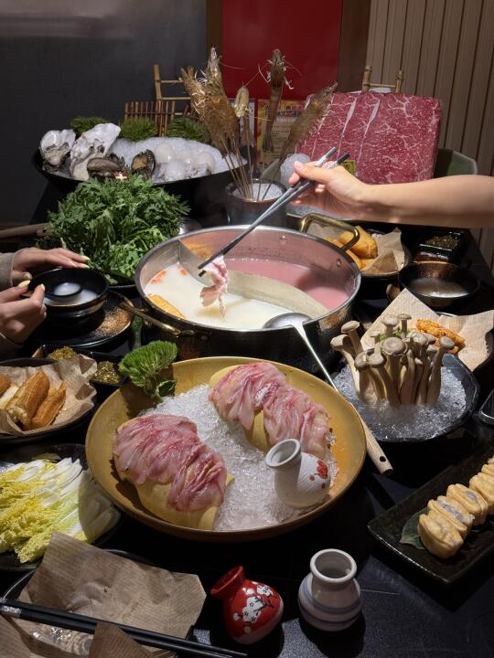 在成都！一周吃了三次的海鲜粥底火锅！