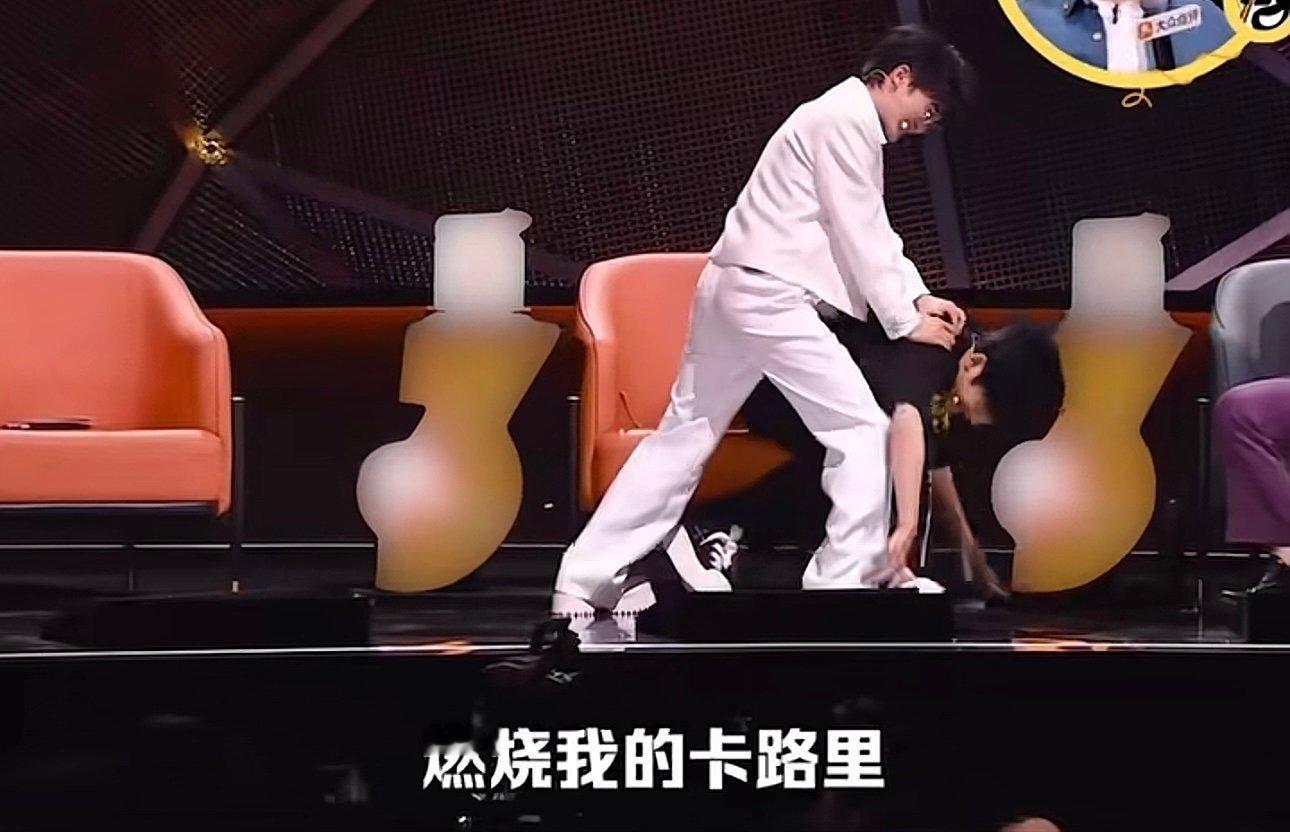 看出来周深大张伟关系好了哈哈哈哈哈看出来你俩关系好了 