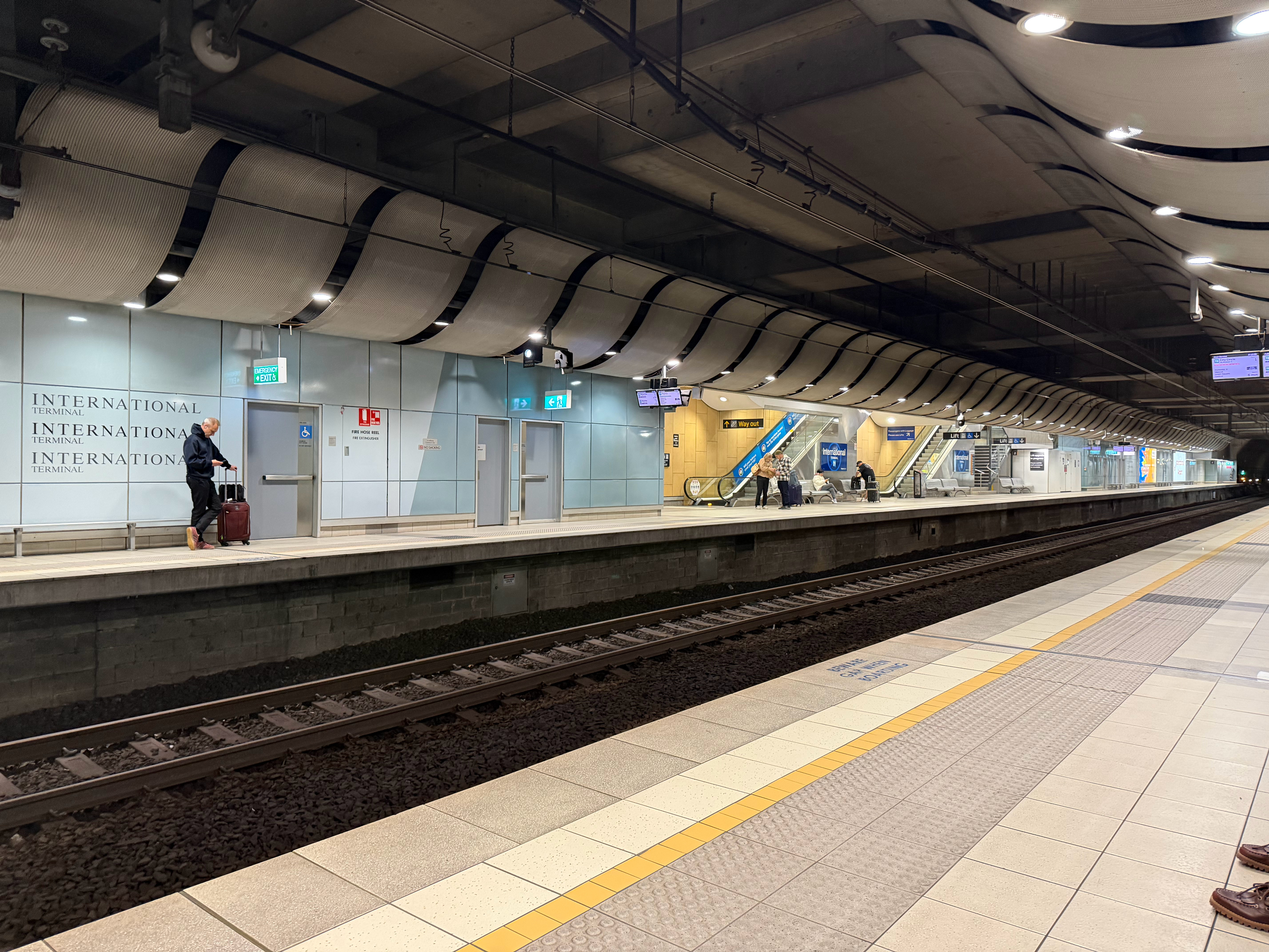 悉尼的火车站，空气里没有大麻味，一股清冷的夹杂着某味旅客的香水味。火车站也安静极
