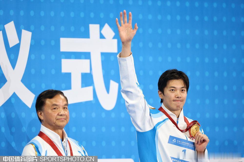 🏊🏻♂️ 第十五届全运会丨游泳 图集17男子200米个人混合泳 决赛 颁奖仪