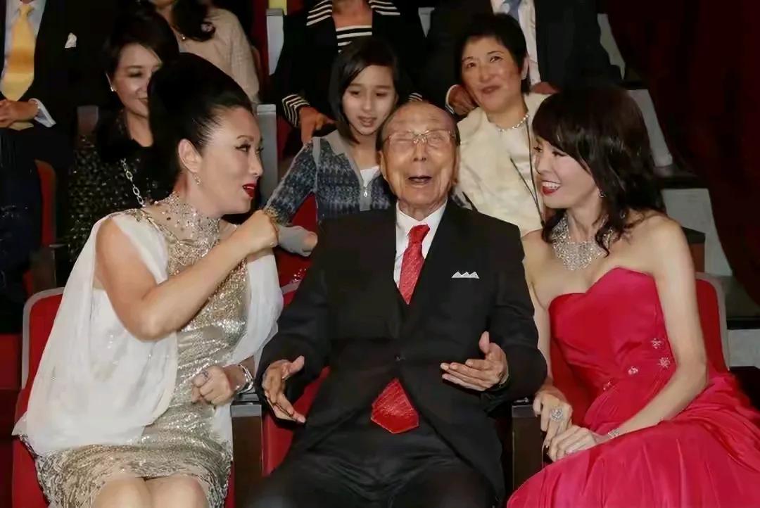 那时何超欣还小，她和母亲坐在邵逸夫后排的座位上，这对母女俩看起来很开心的样子。话