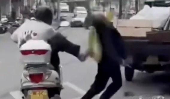 广东一男子骑摩托伸脚踹倒拾荒老人，
广东高州回应：刑事拘留1人，
行政处罚2人；