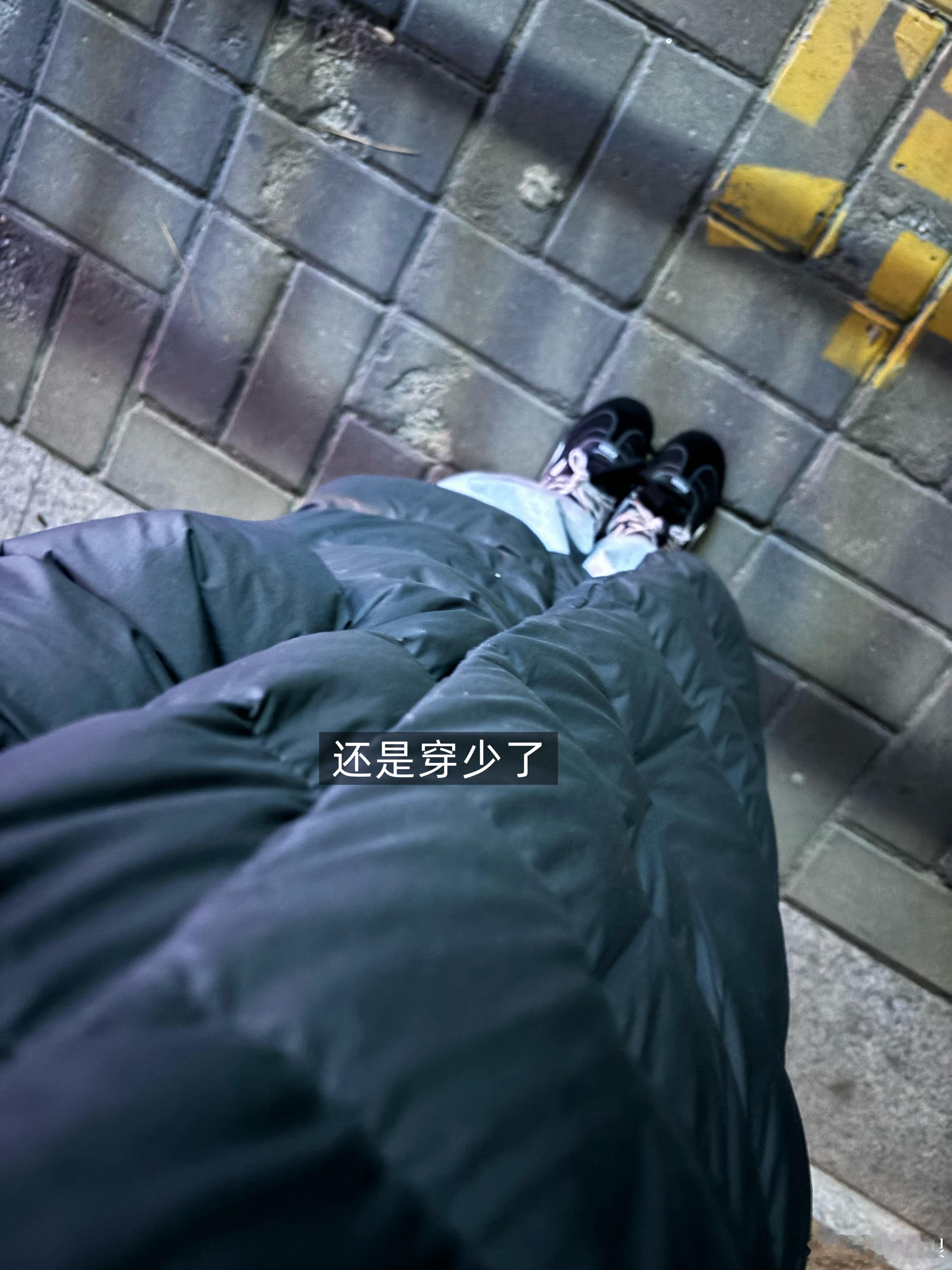 我实在懒得上瑜伽课换衣服所以想直接裹着长款羽绒服去了一脱就完事儿穿的时候还在想会