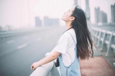 小时候，我们总想把
所有的糖果都抓在手里；
长大后，我们想抓住爱情，
抓住事业，