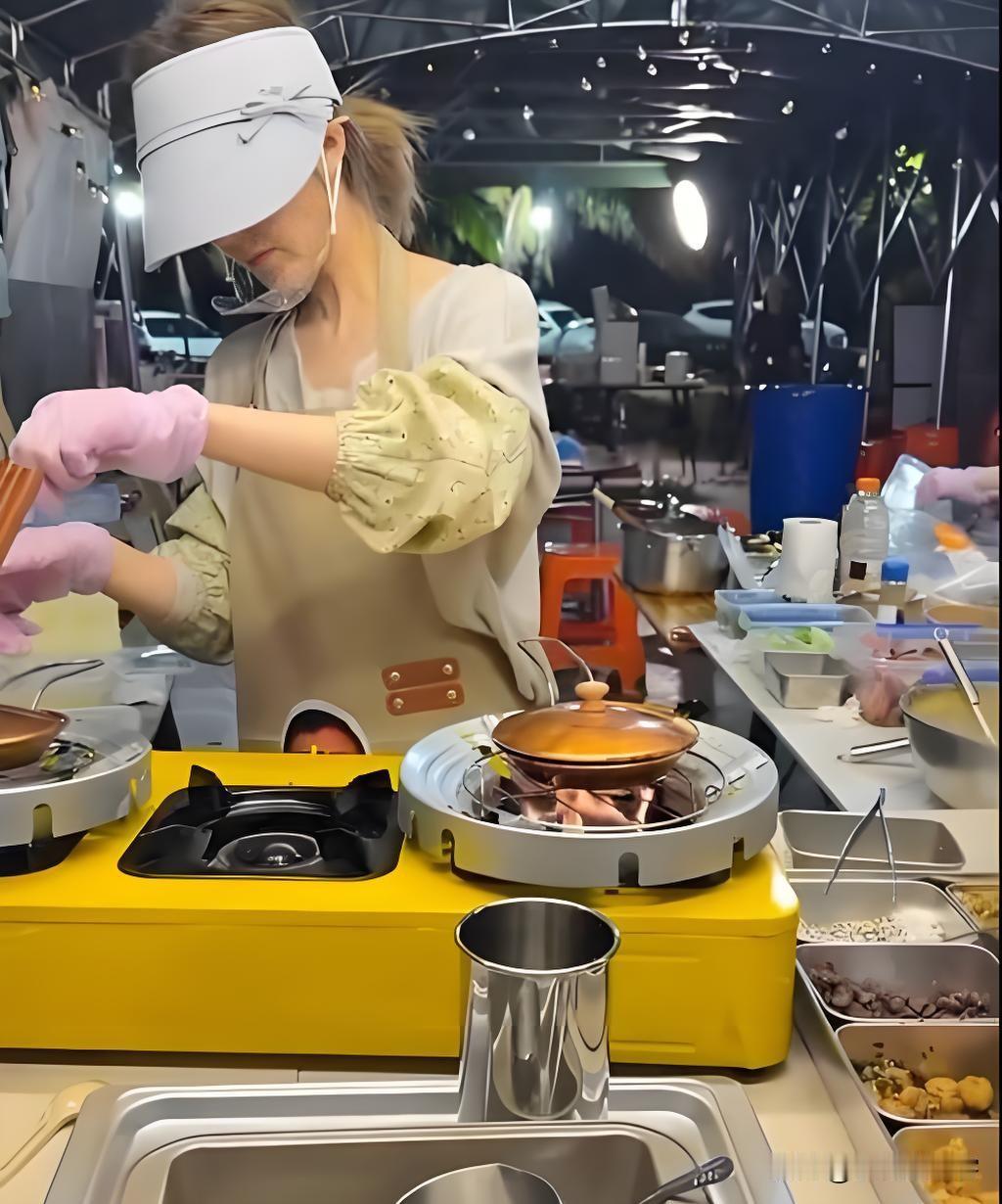 近日，知名演员赵露思现身海南街头，化身“蛋烘糕摊主”引发网友热议。这位当红小花身