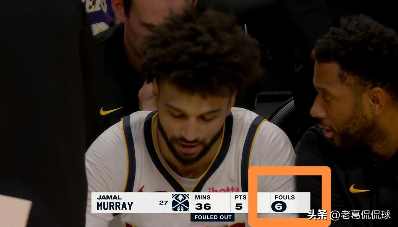 掘金当家控卫穆雷终于六犯离场了！在今天掘金客场挑战湖人的比赛中，当时比赛进行到了