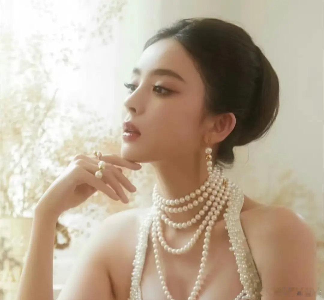娜扎拉了杨幂一把这不是把C位让给杨幂，而是​娜扎是真的太有侠女风范了，以前对娜扎
