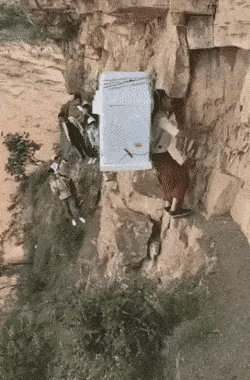 住在高山云端，不都是神仙生活，芸芸众生的艰辛才是人间的真实。