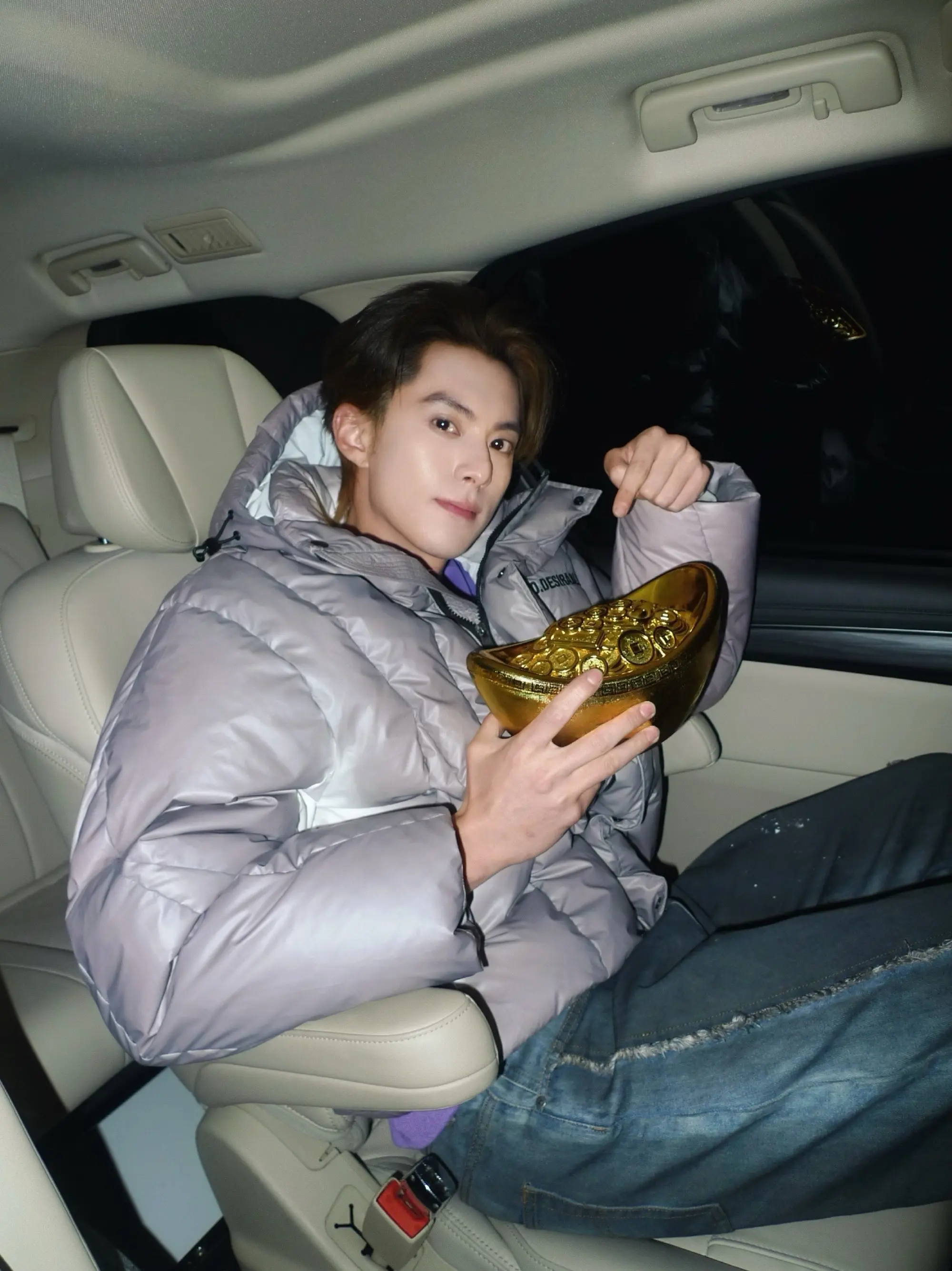 太空留子徐天彪赶来送上小年祝福🏮