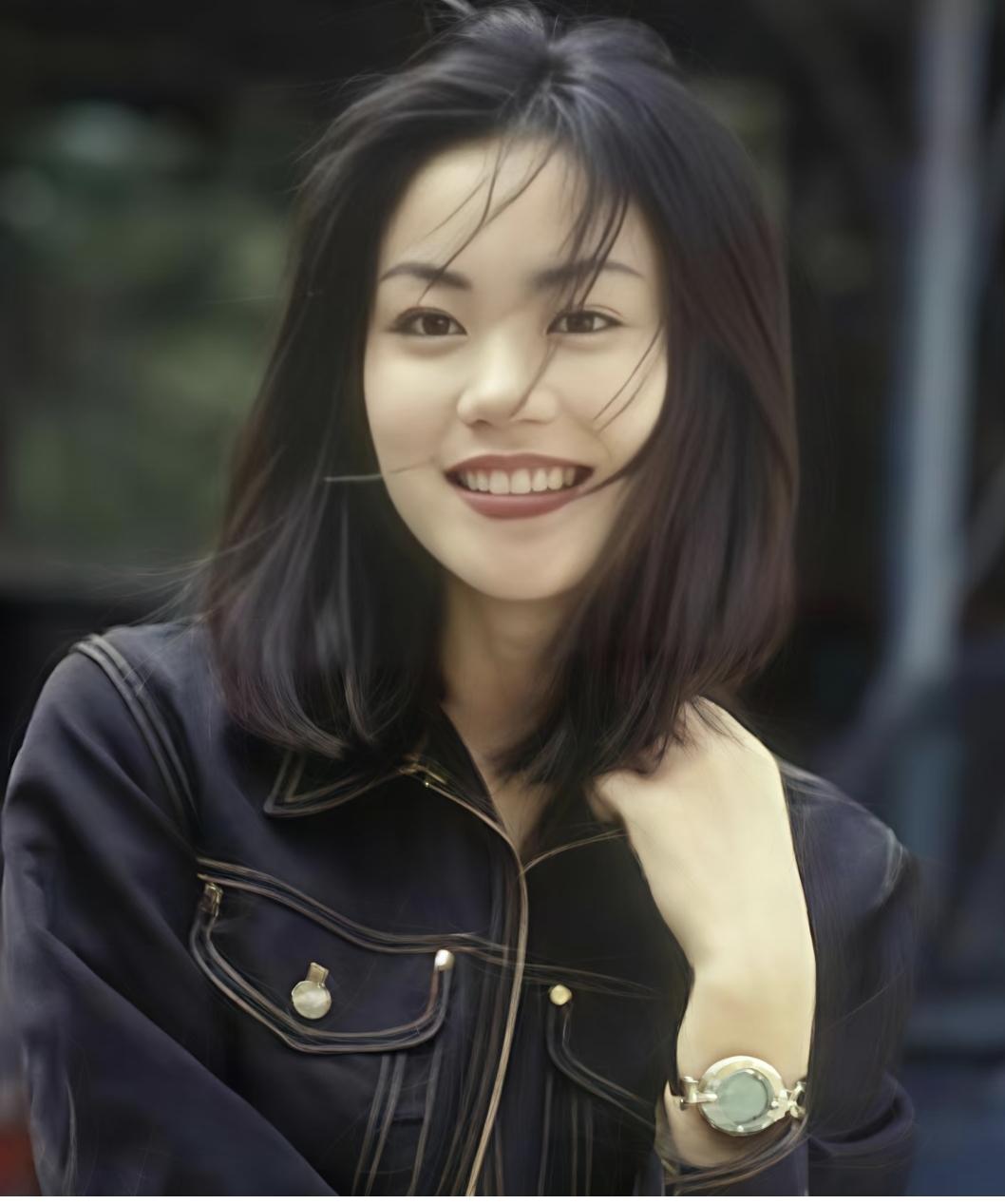 话说1997年，王菲签了一笔让整个香港娱乐圈都眼红的合约——百代唱片给了她600