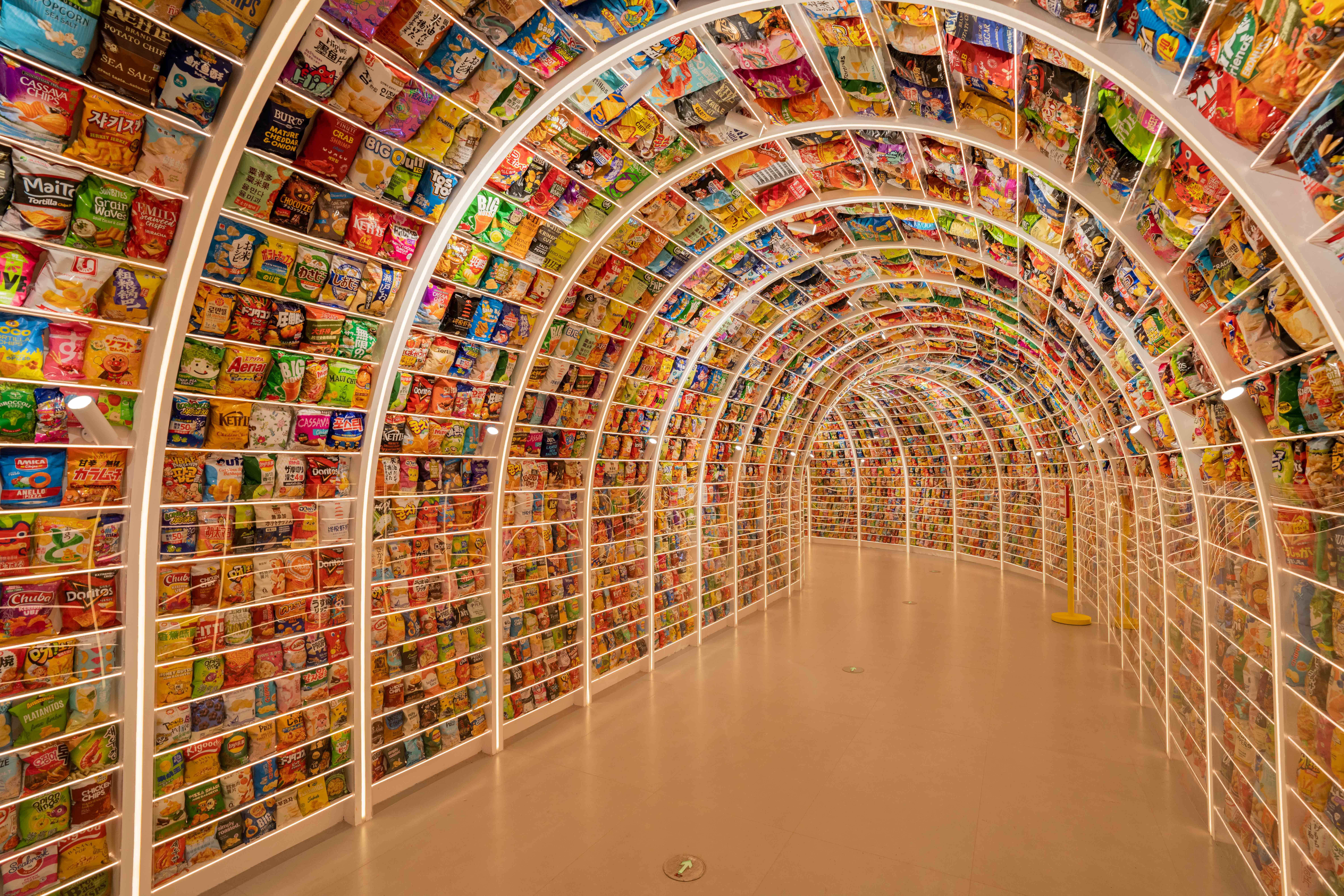 #零食王国即将亮相长沙##每天吃一款零食吃完需约96年#“超多零食、超大面积”的