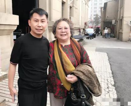 当年，李明珠回家跟父母说：“我要嫁给王树蔚。”李母听后勃然大怒：“他二婚带娃，你