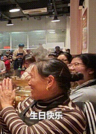 破防了！近日，江苏一男子带妈妈到餐馆过生日，突然，男子站起身对着餐馆里所有吃饭的