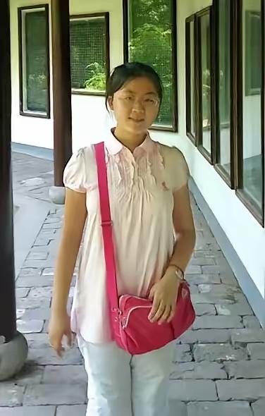 2013年，她勇夺辽宁省文科状元，随后被香港大学录取，并获得香港大学全额奖学金，