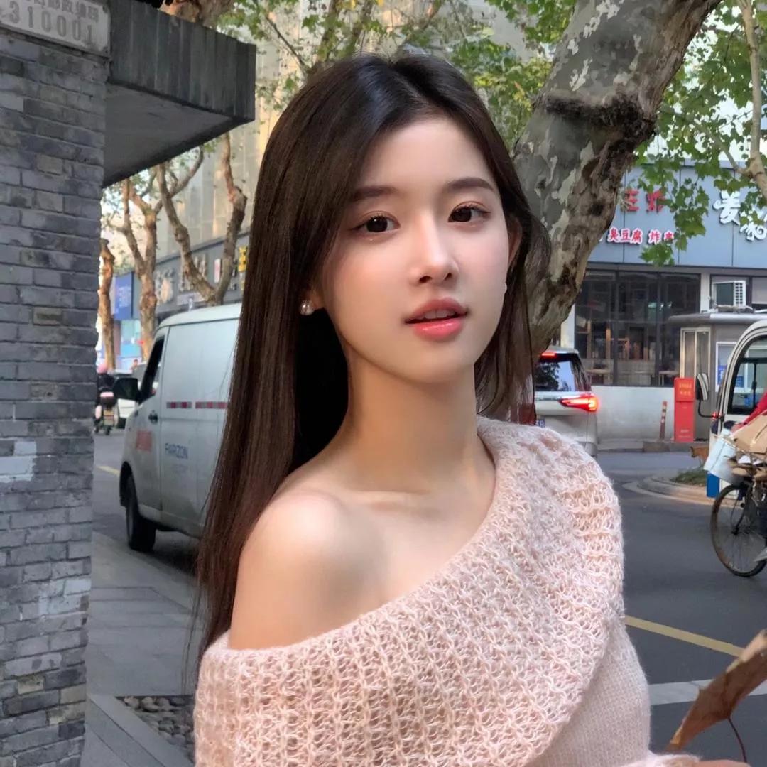 温柔气质女孩，午后慵懒时光美女街拍照 美女街拍 城市街拍美女 丽人风情街拍 街拍