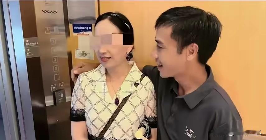 霞姐轻飘飘撂下七个字，手机一关，事了拂衣去。六叔这边却炸了锅，腐竹滞销，老伴住院