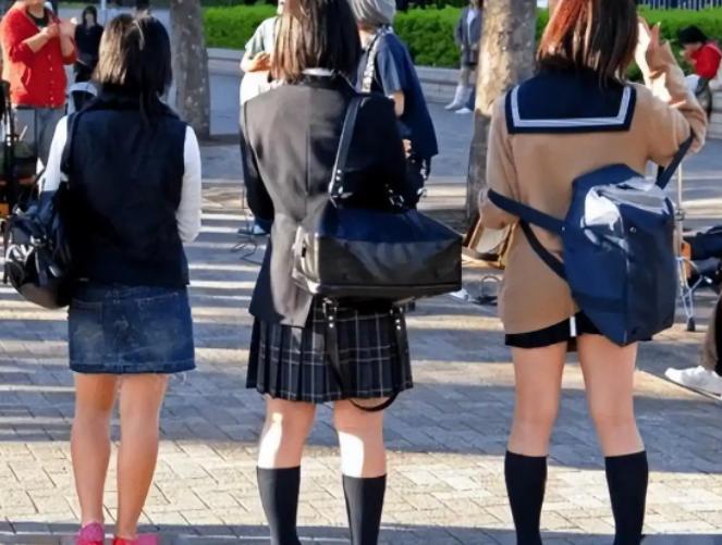 为什么日本女人的腿都伸不直？日本专家：都怪中国人

网络上“日本女人腿伸不直，专