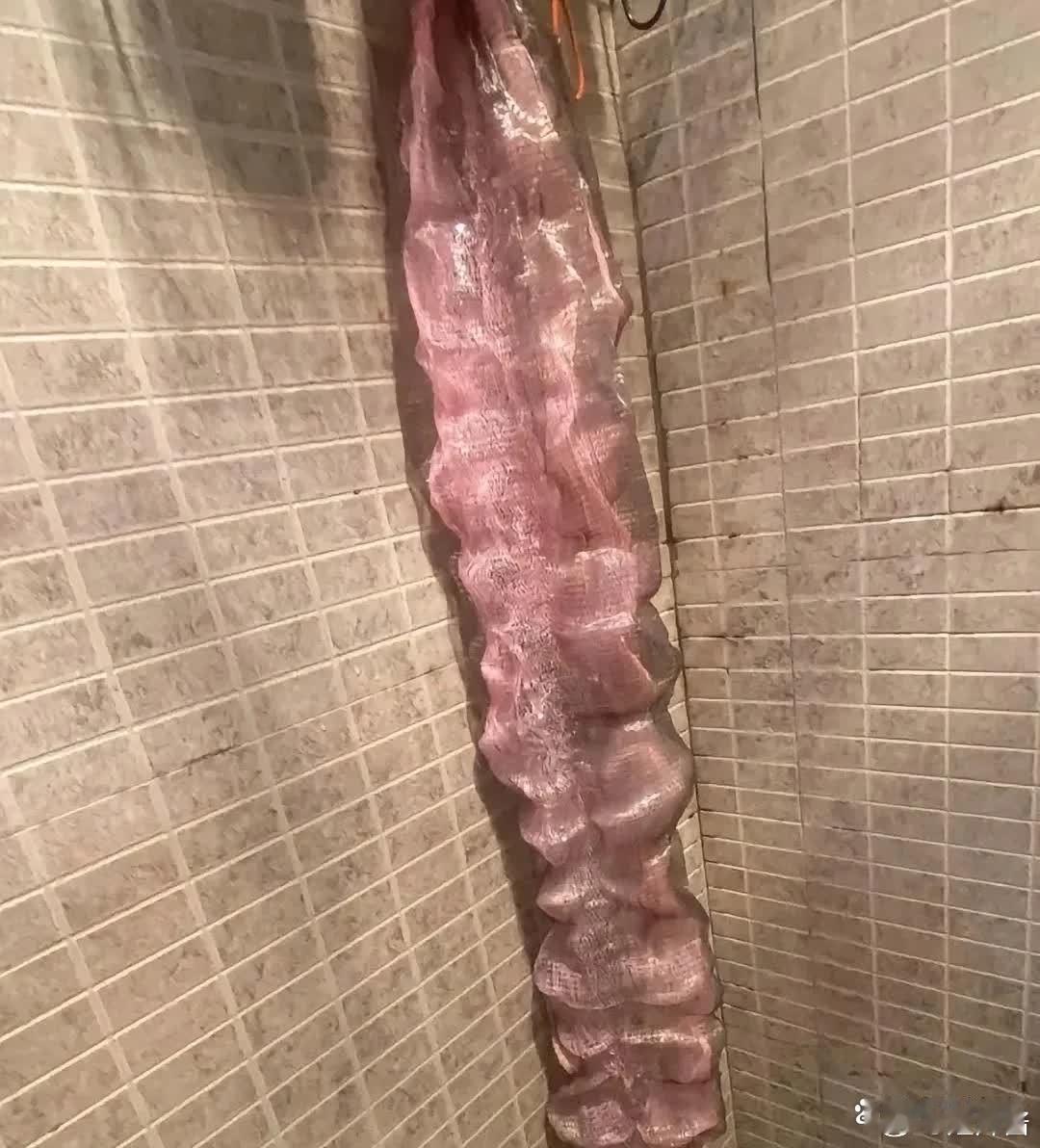 哎呀，在女朋友家洗了个澡，结果她的浴花差点没把我吓得半死。洗之前还好好的，怎么洗