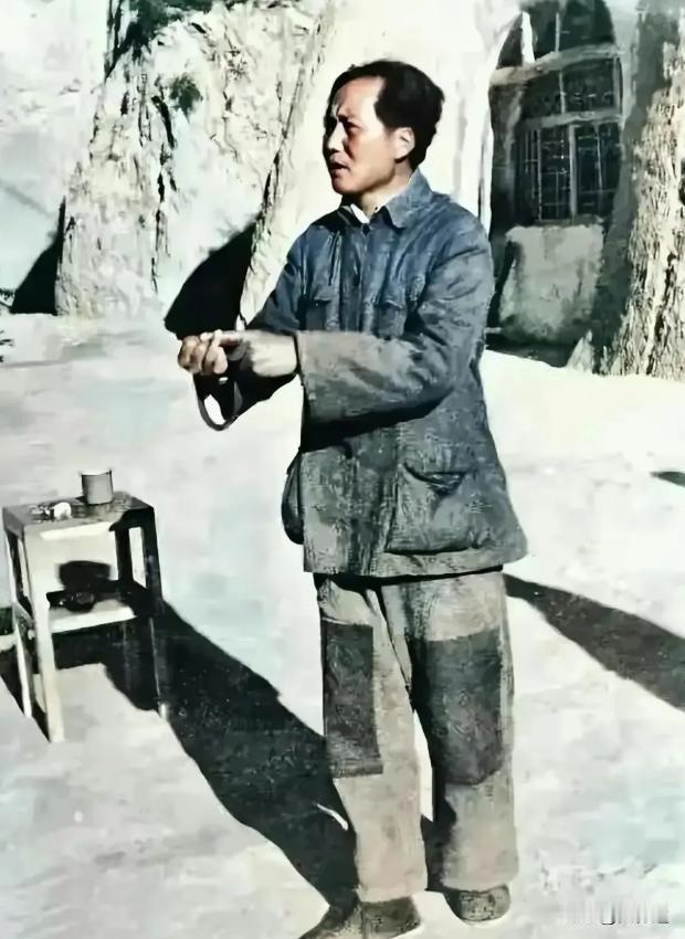 这不是电视剧，更不是演员，这是毛主席当年真实的生活场景，当时的主席内心该有多么强
