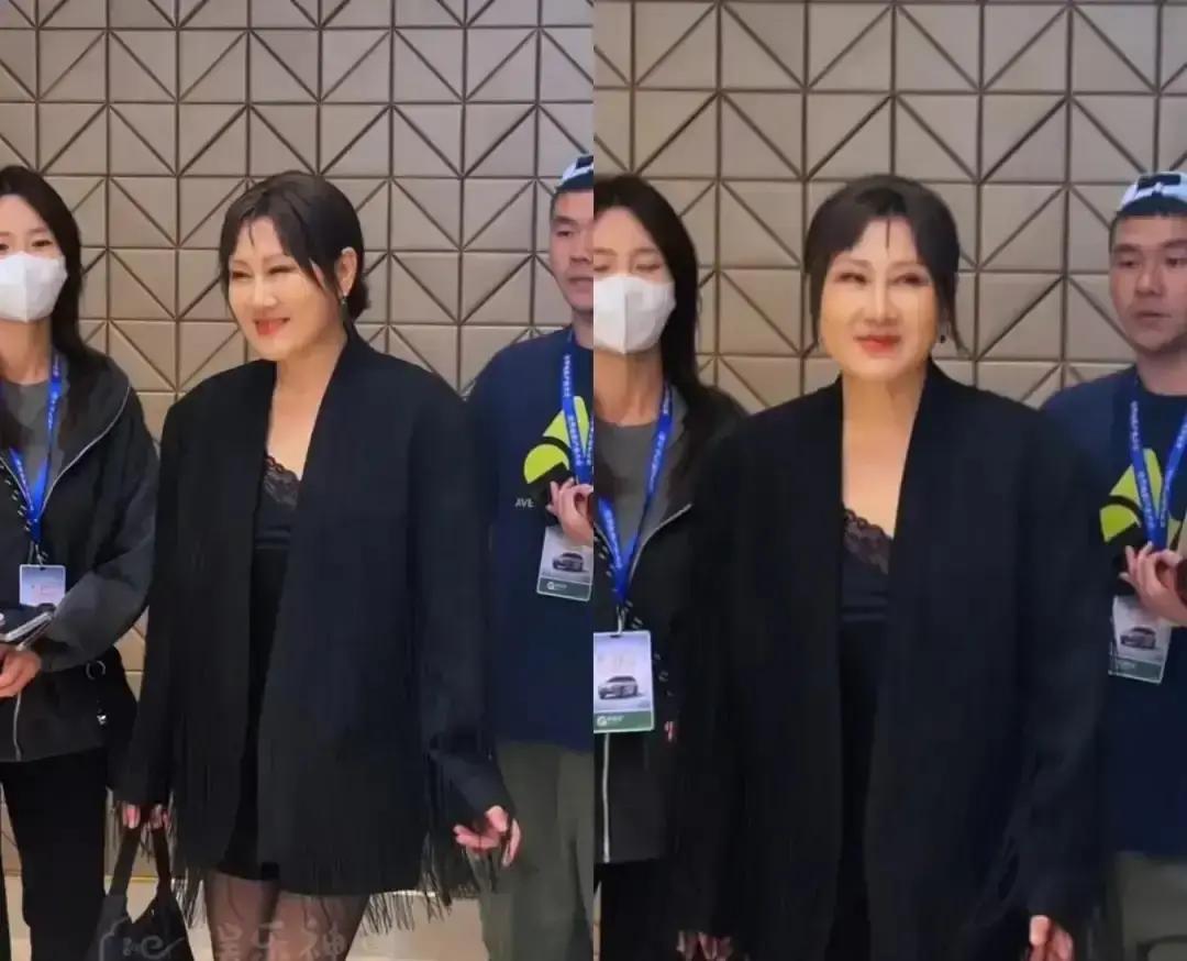 别用一张截图，定义她这四十年。
 
他们截取0.1秒的镜头，说她“老了”。却看不