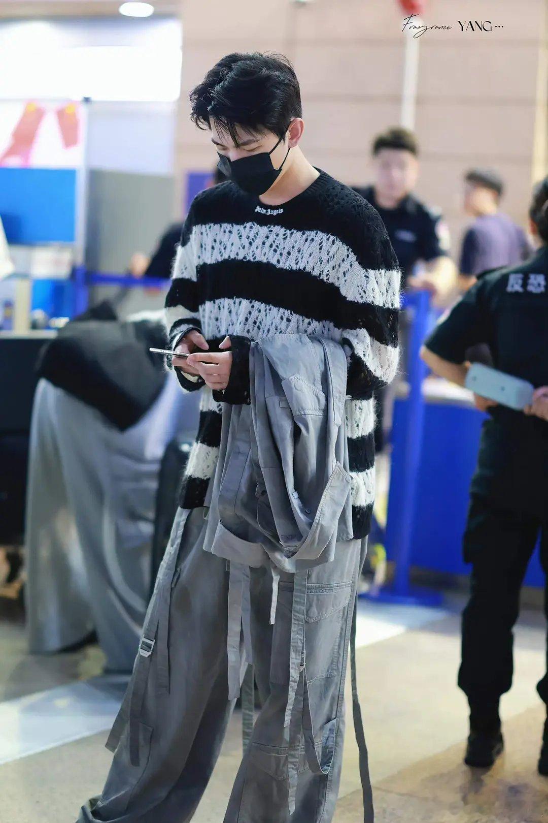 杨洋这几张照片既有于途的感觉，又有肖奈的感觉，果然他的颜值真的很抗打，时间完全不